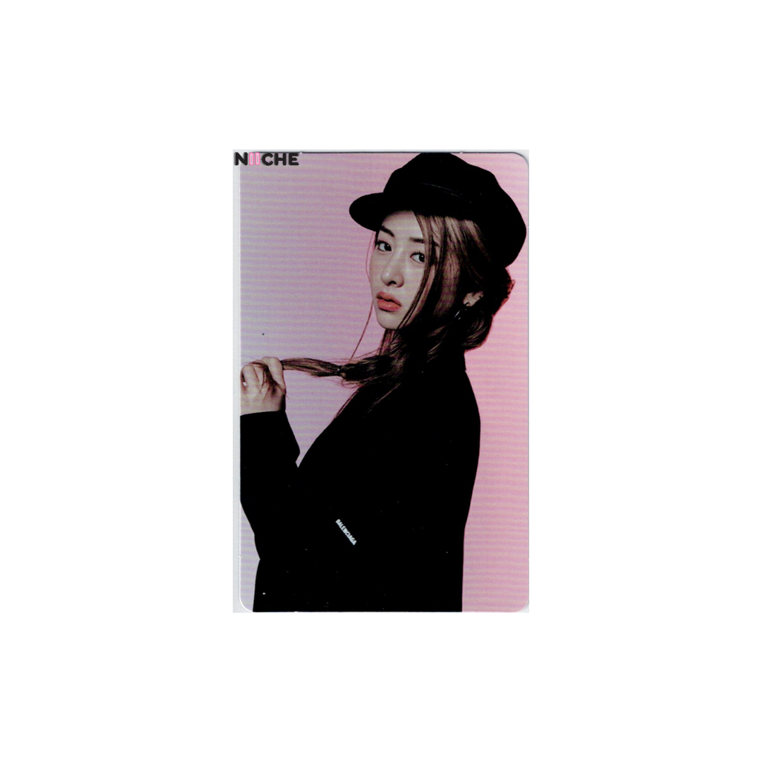 LE SSERAFIM (르세라핌) -   YUNJIN 'FEARLESS'Monochrome Bouquet Double-sided Photocard